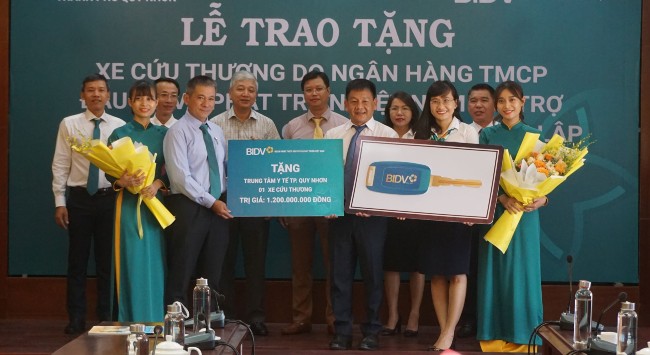 BIDV Bình Định tặng xe cứu thương cho TTYT TP Quy Nhơn